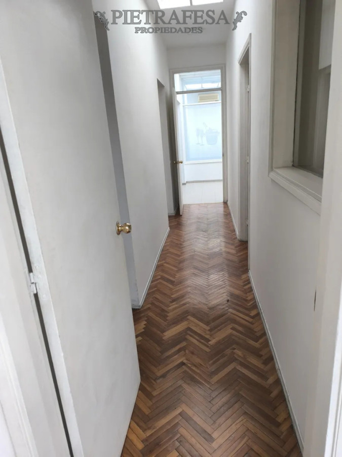 Casa ID.14985 - Casa en alquiler, 4 dormitorios, 2 baños, balcón. Centro.