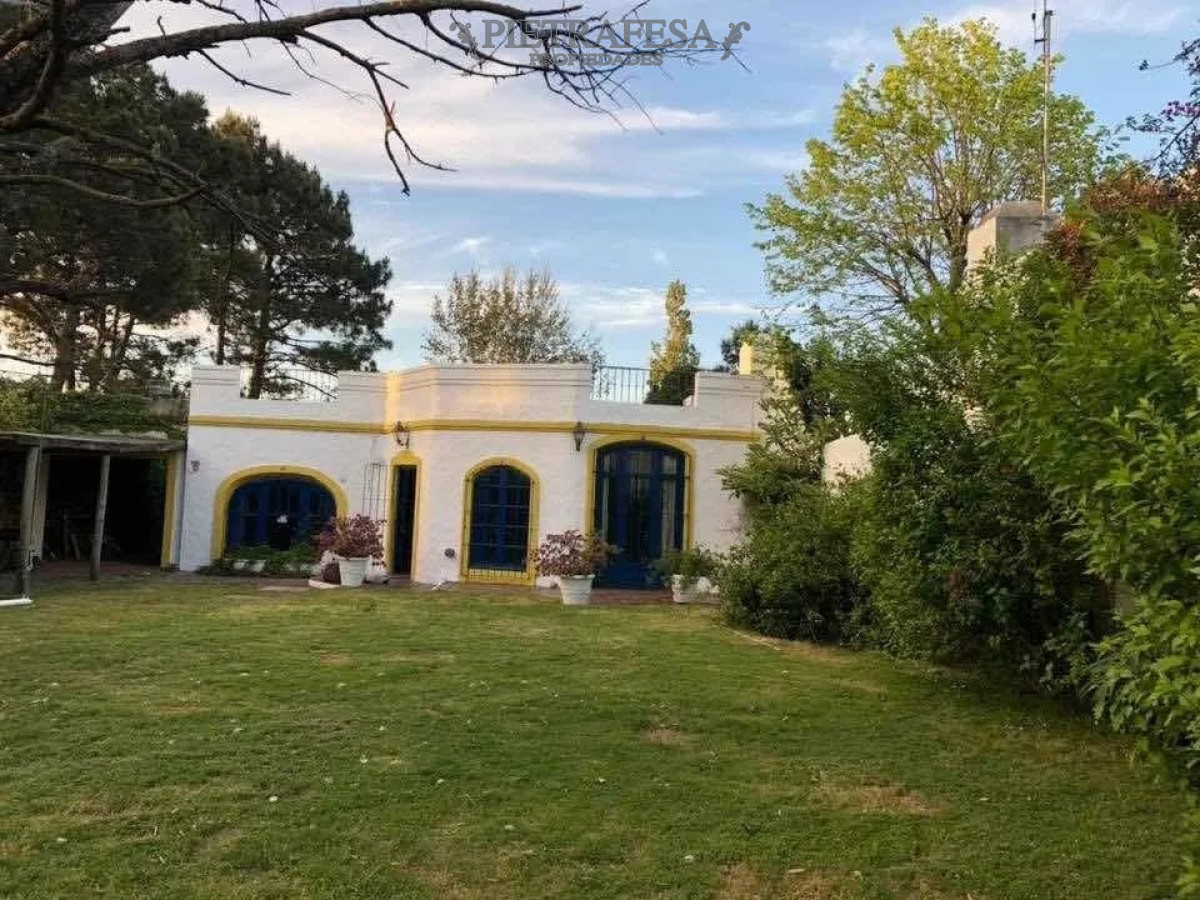 Casa ID.4427 - Casa a la venta - 4 dormitorios - 4 baños - jardín - cochera - Horacio Acosta y Lara - Carrasco Norte