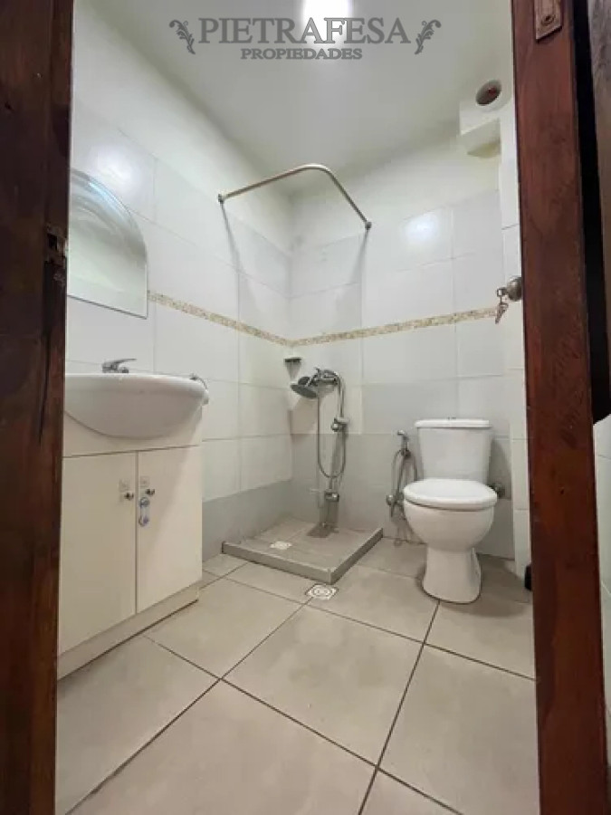 Casa ID.14346 - Casa en venta con renta, 5 dormitorios, 1 baño, patio, cochera. Cordón.