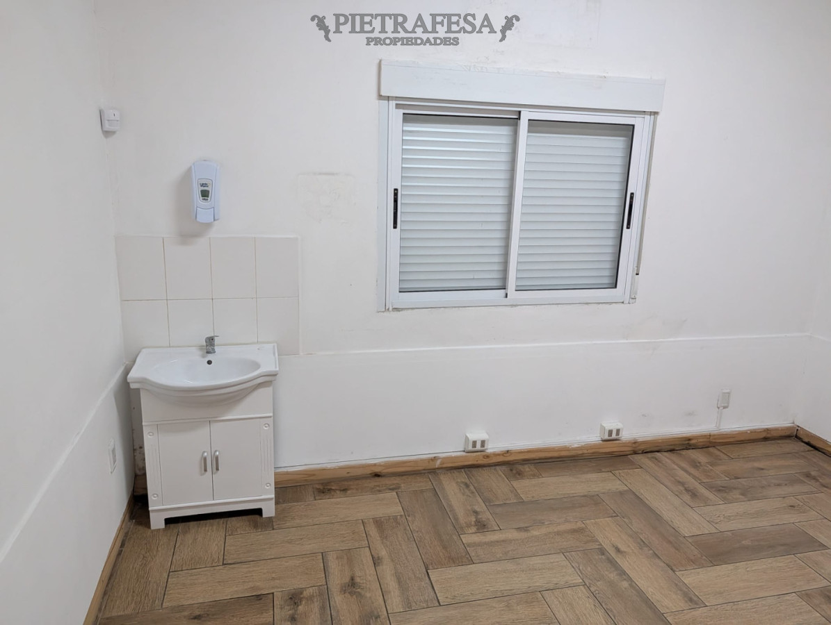 Casa ID.15156 - Gran casa en alquiler, 4 dormitorios, 2 baños, patio con parrillero, cochera. La Blanqueada.