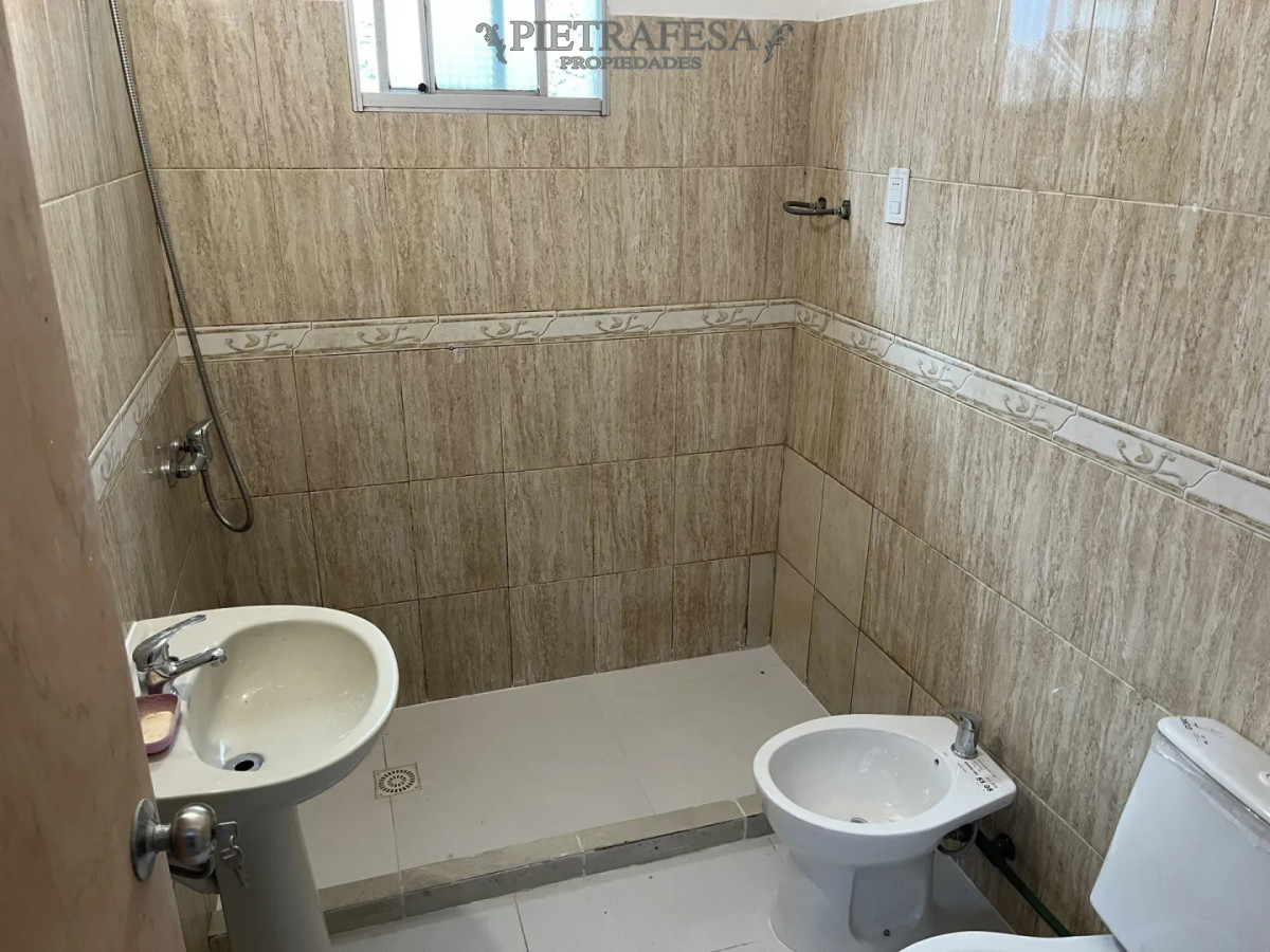 Casa ID.16326 - Casa en alquiler, 3 dormitorios, 1 baño, patio. Union.