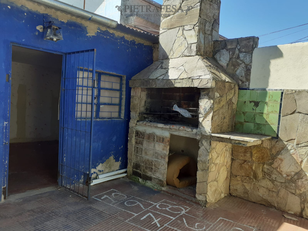 Casa ID.1450 - Casa en venta con renta 3 dormitorios 1 baño cochera Corumbé Perez Castellanos 