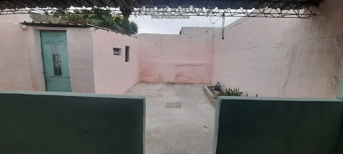 Casa ID.16000 - Casa en alquiler, 2 dormitorios, 1 baño, patio. Capurro.
