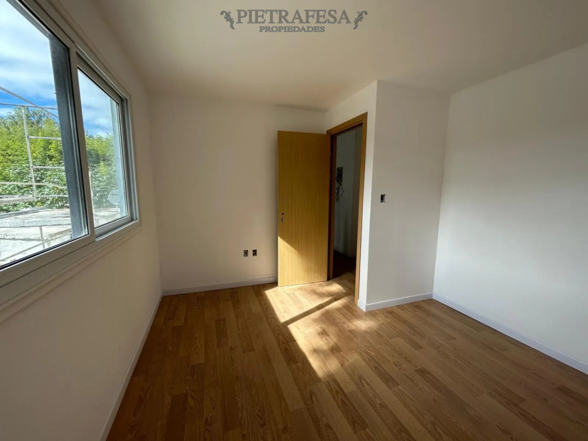 Casa ID.15619 - Casa duplex en alquiler, 2 dormitorios, 1 baño, patio, cochera. Malvin Norte.