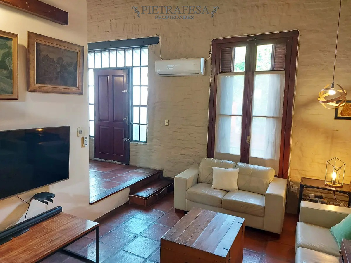 Casa ID.7208 - Casa en venta 5 dormitorios, 3 baños, fondo y cochera- Felix Buxareo-Villa Dolores
