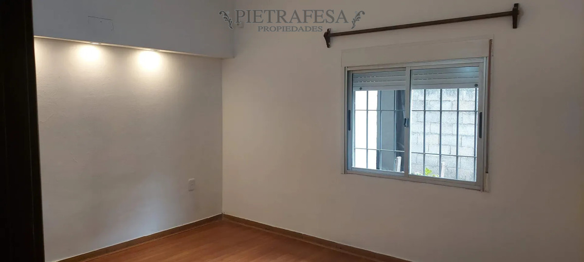 Casa ID.15947 - Casa en alquiler, 2 dormitorios, 2 baños, patio, cochera. Malvin Norte.