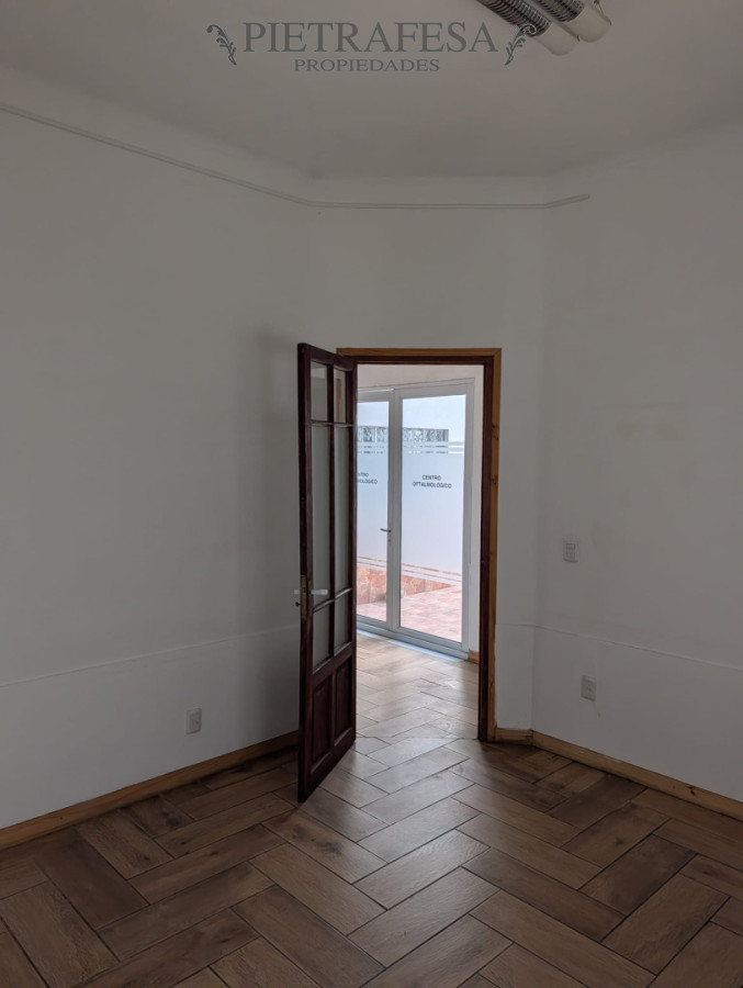 Casa ID.15156 - Gran casa en alquiler, 4 dormitorios, 2 baños, patio con parrillero, cochera. La Blanqueada.