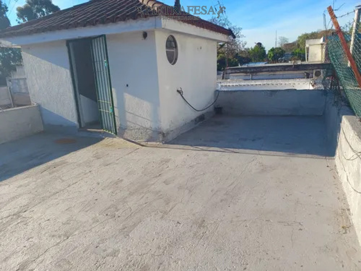 Casa ID.14576 - Casa en alquiler, 6 dormitorios, 2 baños, patio con parrillero, cocheras, azotea. Colon.