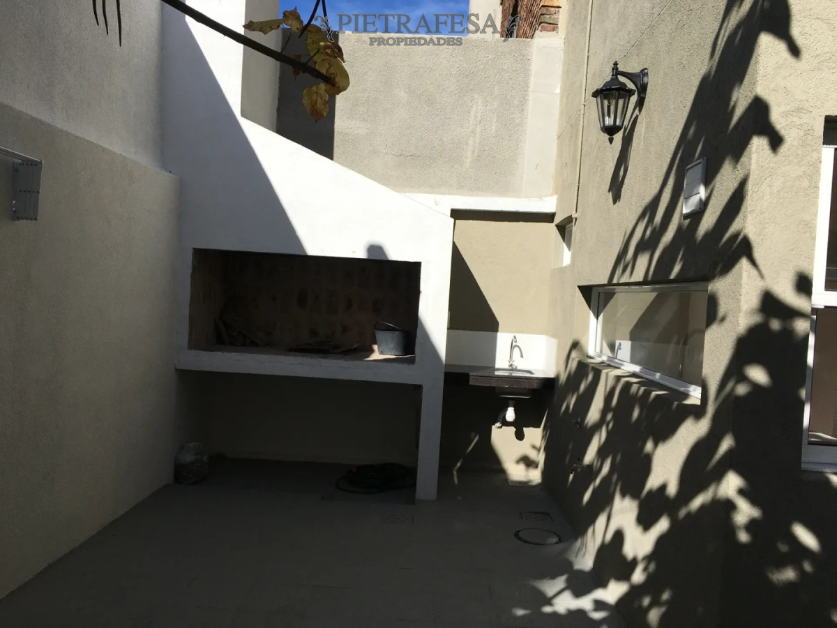 Casa ID.15721 - Casa en alquiler, 4 dormitorios, 2 baños, patio con parrillero, garaje. Carrasco.