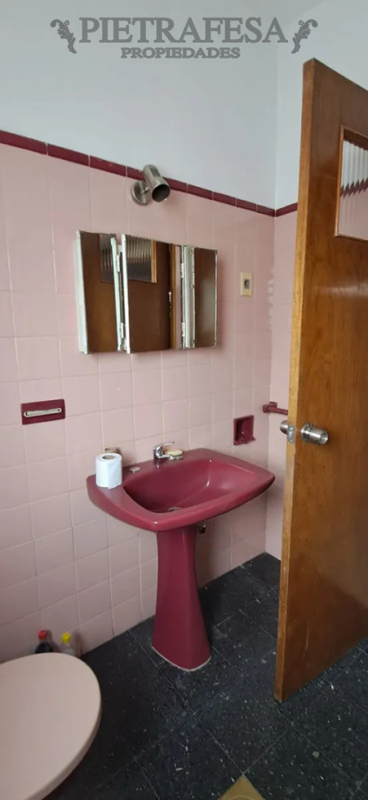 Casa ID.14956 - Casa en alquiler, 3 dormitorios, 1 baño, balcón, patio con parrillero. Tres Cruces.