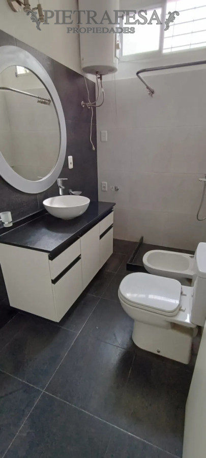 Casa ID.16078 - Casa en alquiler, 2 dormitorios, 1 baño, patio con parrillero, cochera. Carrasco.