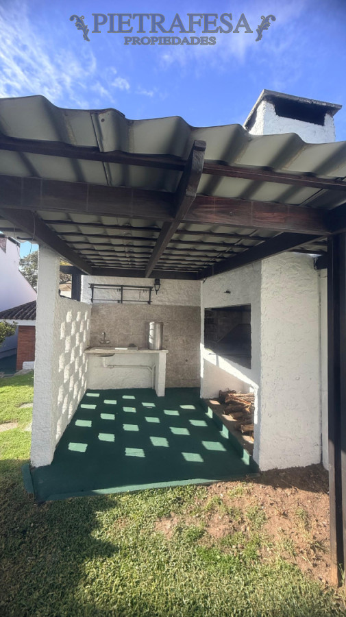Casa ID.16023 - Casa en alquiler, 3 dormitorios, 2 baños, patio con parrillero, garaje. Punta Gorda.