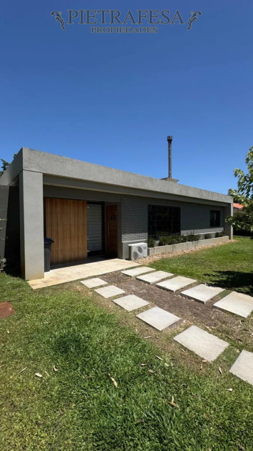 Casa ID.15020 - Casa en venta, 4 dormitorios, 3 baños, patio, barbacoa, piscina, cochera. Lagomar.