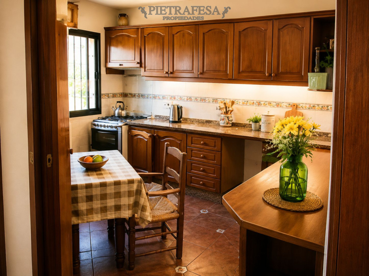 Casa ID.8728 - Casa en venta, 4 dormitorios, 3 baños, patio y gje-Dr. Elías Regules-Carrasco Norte
