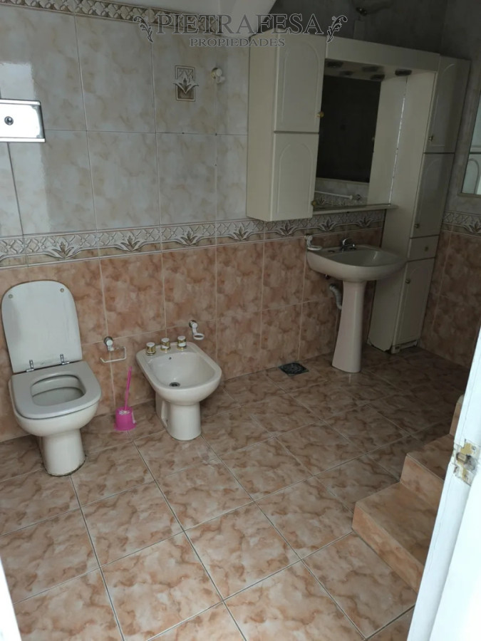 Casa ID.14985 - Casa en alquiler, 4 dormitorios, 2 baños, balcón. Centro.