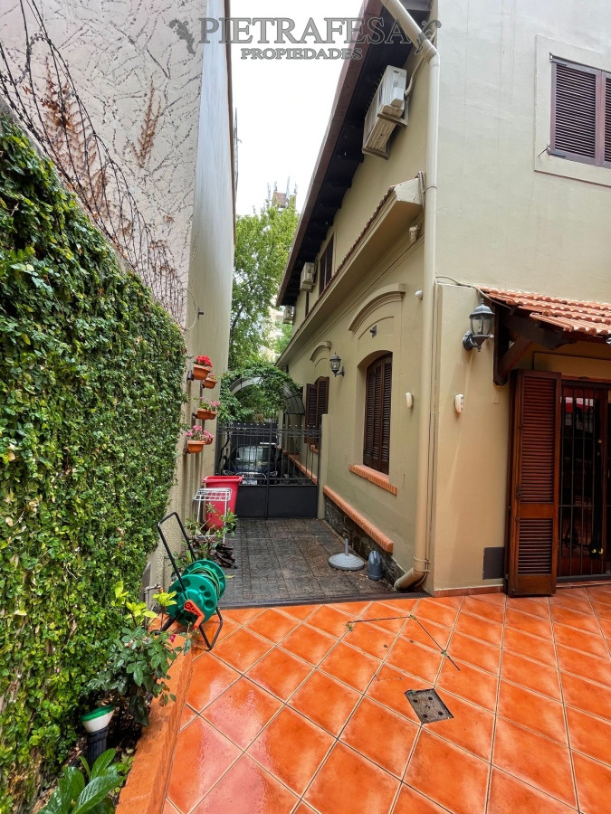 Casa ID.10966 - Casa a la venta, 4 dormitorios, 3 baños, patio, terraza con jacuzzi, garaje 3 autos - Pocitos