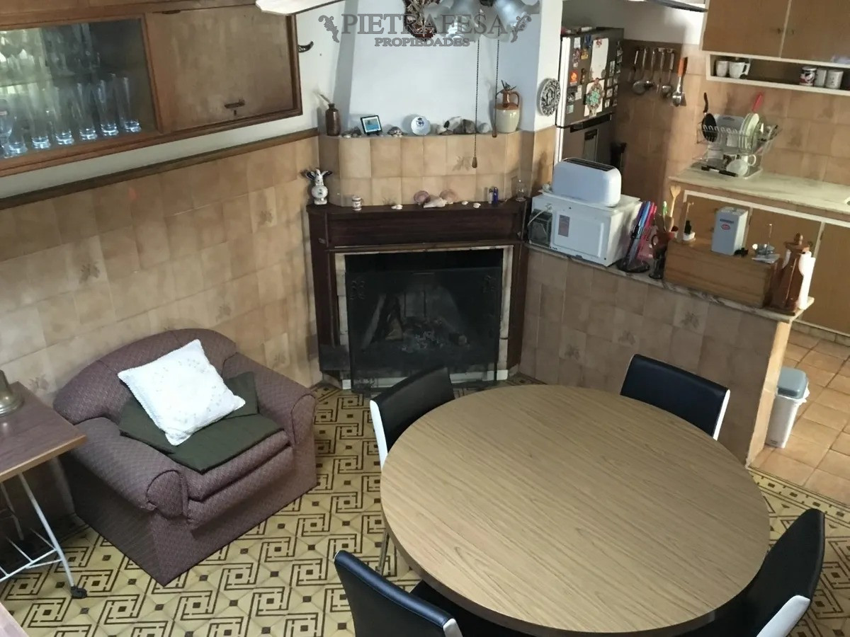 Casa ID.1424 - Casa en venta con renta 4 dormitorios 2 baños con garaje y patio- Av. San Martín - Cerrito