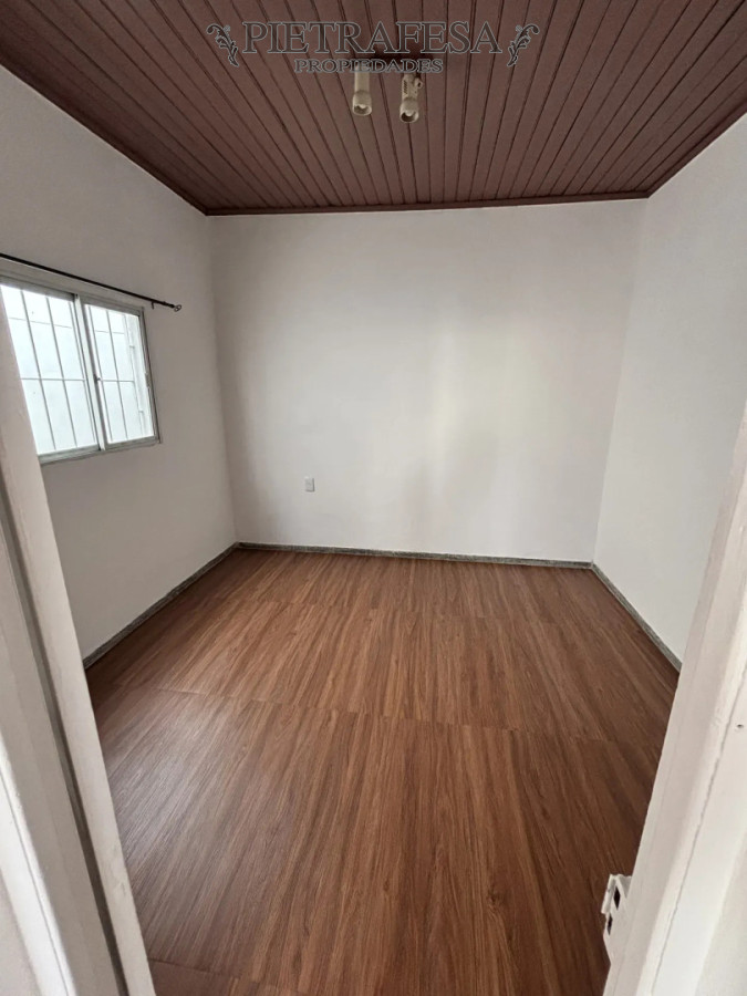 Casa ID.15818 - Casa en alquiler, 2 dormitorios, 1 baño, patio. Malvin Norte.