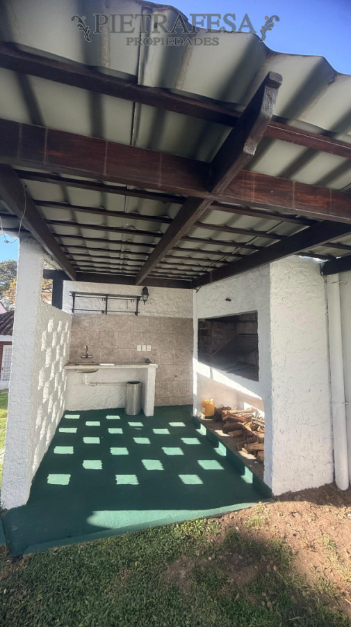 Casa ID.16023 - Casa en alquiler, 3 dormitorios, 2 baños, patio con parrillero, garaje. Punta Gorda.