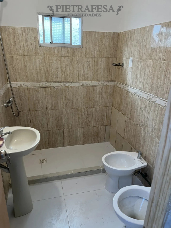 Casa ID.16326 - Casa en alquiler, 3 dormitorios, 1 baño, patio. Union.