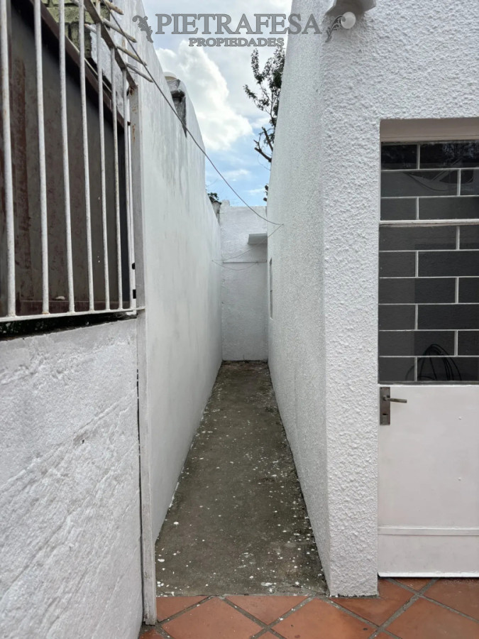 Casa ID.15818 - Casa en alquiler, 2 dormitorios, 1 baño, patio. Malvin Norte.