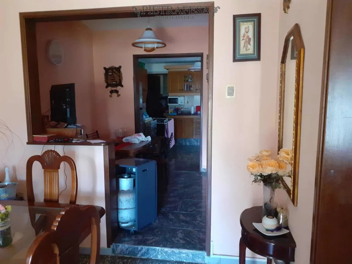 Casa ID.2463 - Casa en venta de 4 dormitorios 2 baños, patio con parrillero y cochera-Luis.A.de Herrera-Brazo Oriental