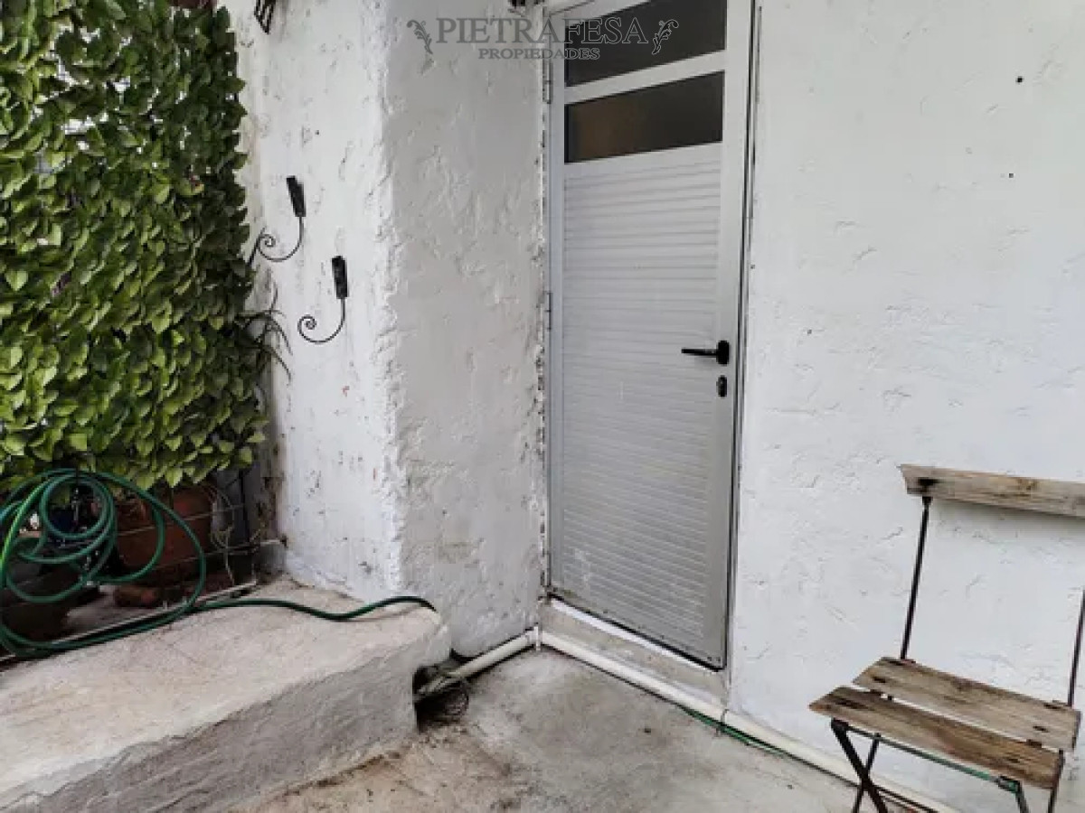 Casa ID.14254 - Casa en alquiler, 2 dormitorios, 1 baño, terraza. Amueblada. Aguada.