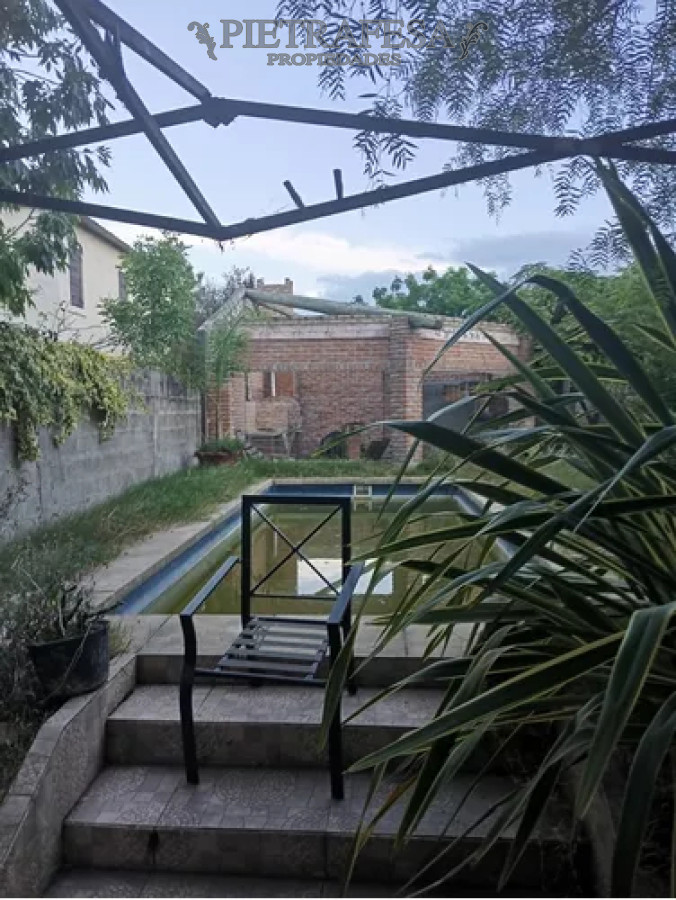 Casa ID.12701 - Casa en venta, 8dormitorios, 2baños, patio, cochera, piscina. El Pinar.