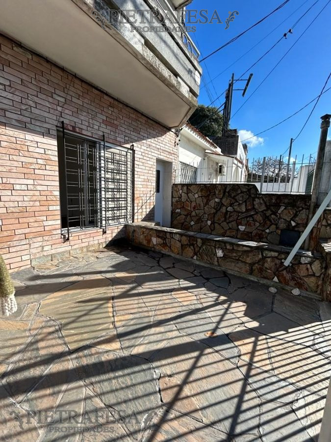Casa ID.6836 - Casa en venta con renta 2 dormitorios, 2 baños, patio y cochera- General Flores- Brazo Oriental