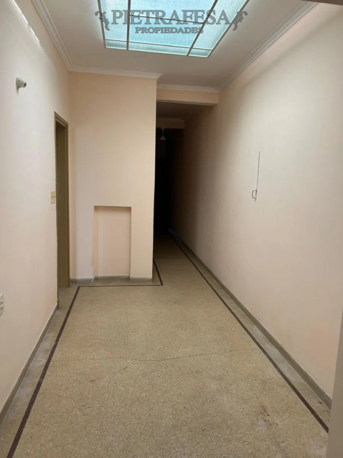 Casa ID.15044 - Casa en alquiler, 2 dormitorios, 1 baño, balcón. La Comercial.