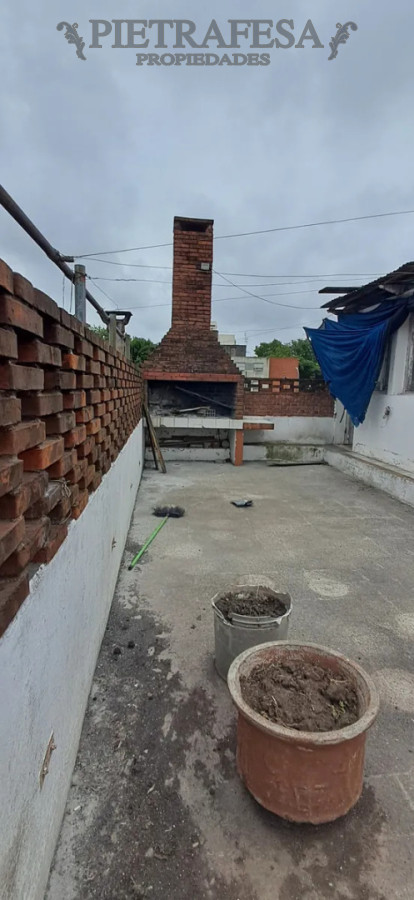 Casa ID.14956 - Casa en alquiler, 3 dormitorios, 1 baño, balcón, patio con parrillero. Tres Cruces.