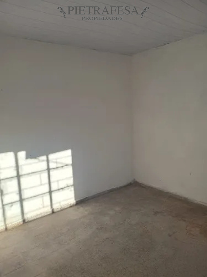 Casa ID.14576 - Casa en alquiler, 6 dormitorios, 2 baños, patio con parrillero, cocheras, azotea. Colon.