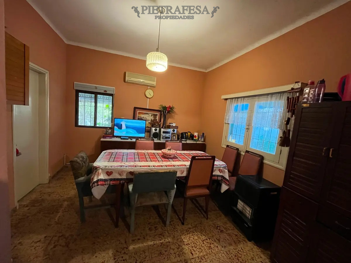 Casa ID.7555 - Casa mas apto en venta 4 dormitorios, 3 baños, fondo y garaje-Víctor Raúl Haya de la Torre-Malvin 