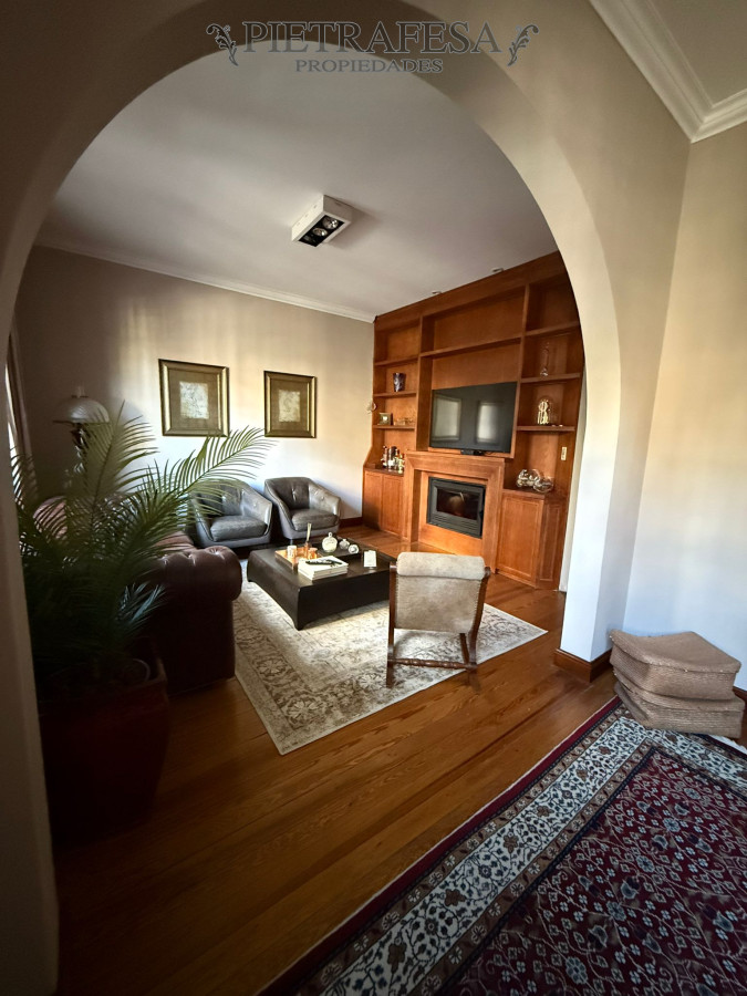 Casa ID.10966 - Casa a la venta, 4 dormitorios, 3 baños, patio, terraza con jacuzzi, garaje 3 autos - Pocitos