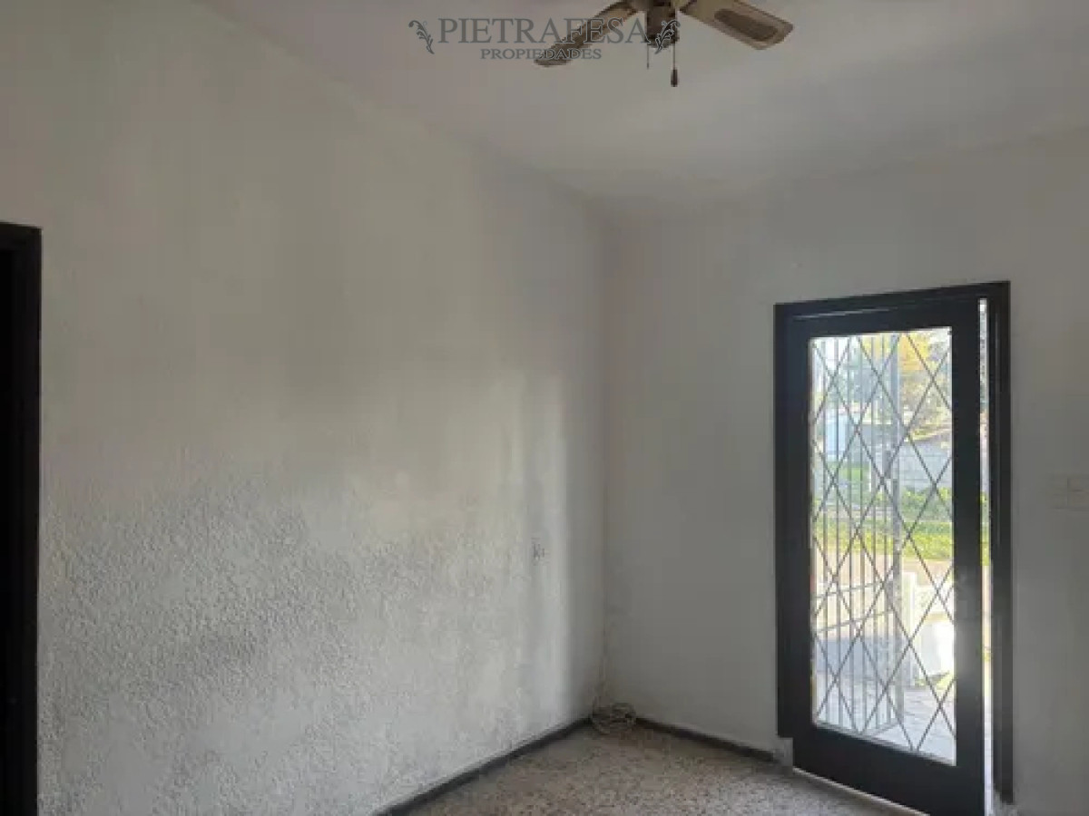 Casa ID.14120 - Casa en alquiler, 2 dormitorios, 1 baño, patio. Colon.