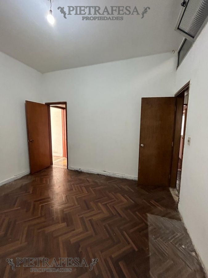 Casa ID.6836 - Casa en venta con renta 2 dormitorios, 2 baños, patio y cochera- General Flores- Brazo Oriental