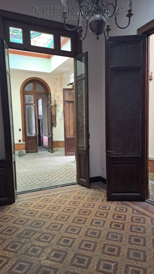 Casa ID.16083 - Casa en alquiler, 4 dormitorios, 2 baños, patio con parrillero, garaje. Parque Rodó.