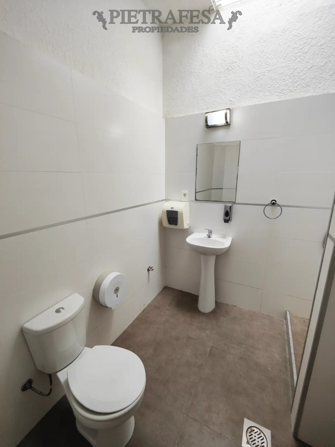 Casa ID.13588 - Casas en alquiler, 5dormitorios, 3 baños, patio, azotea. Paso Molino.