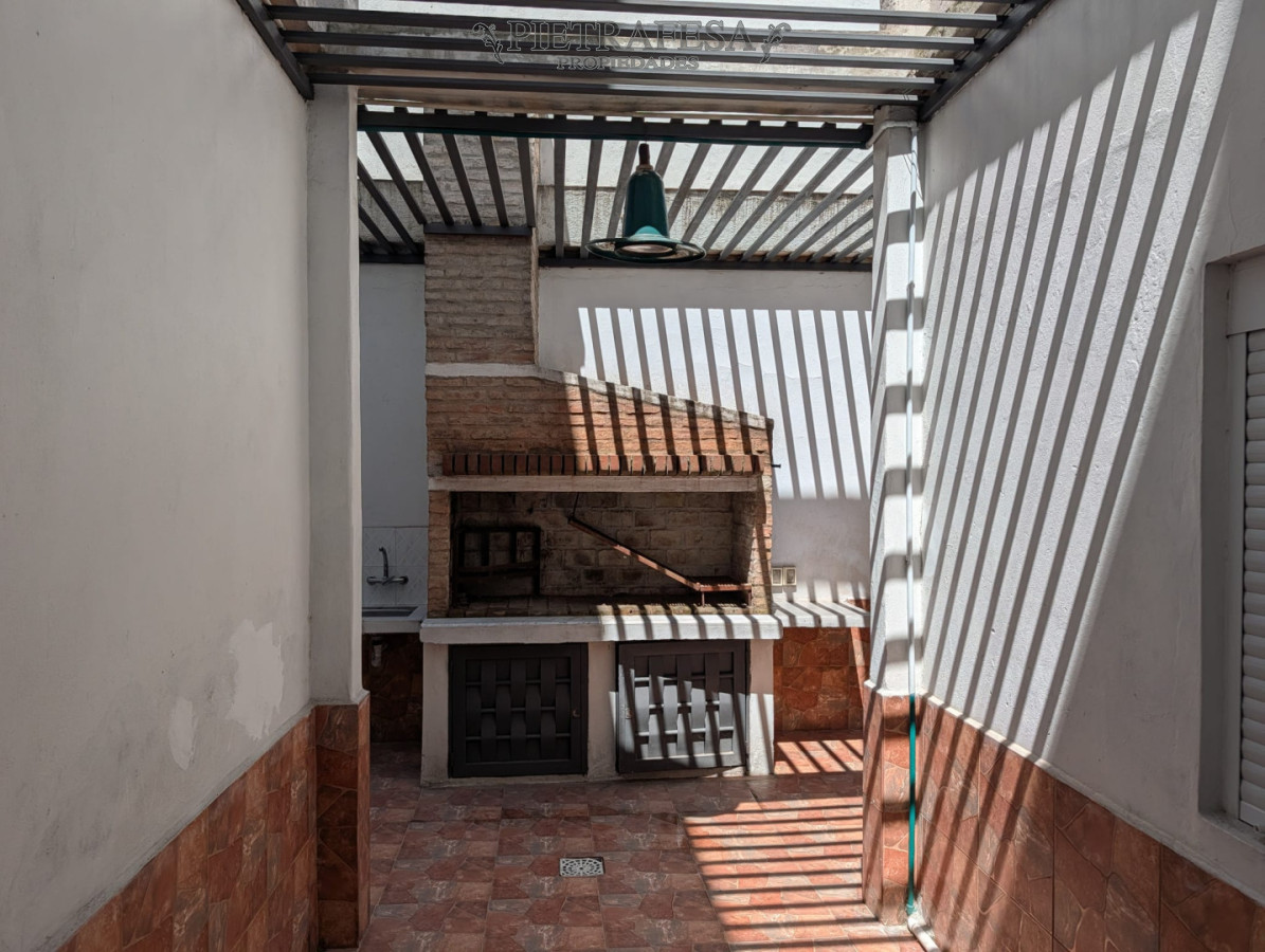 Casa ID.15156 - Gran casa en alquiler, 4 dormitorios, 2 baños, patio con parrillero, cochera. La Blanqueada.