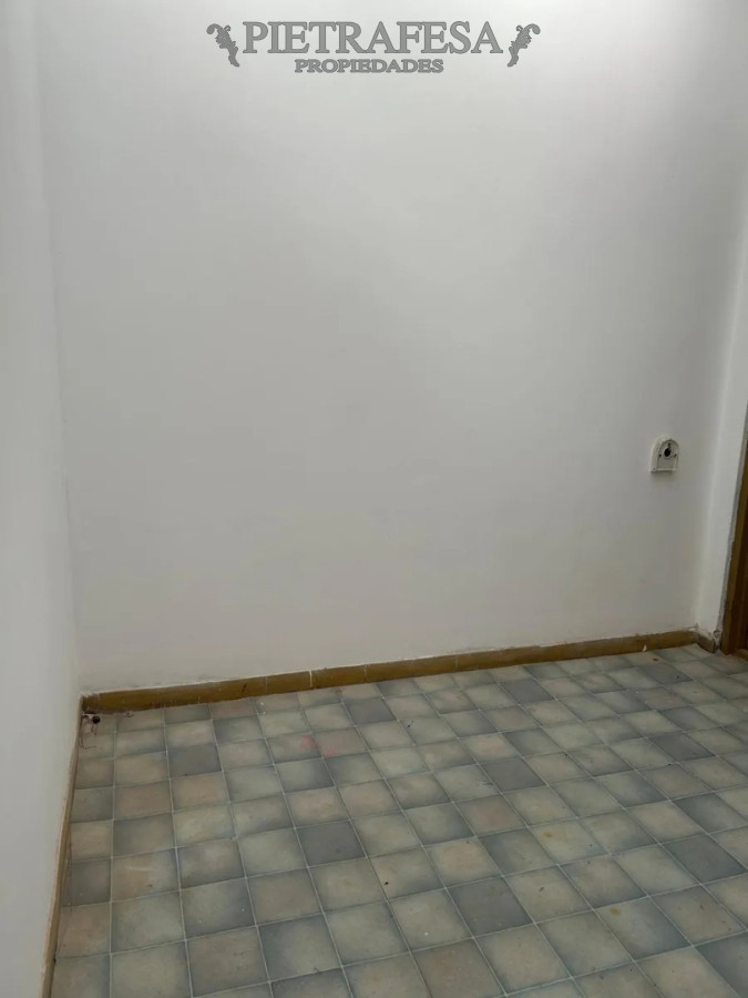 Casa ID.15044 - Casa en alquiler, 2 dormitorios, 1 baño, balcón. La Comercial.