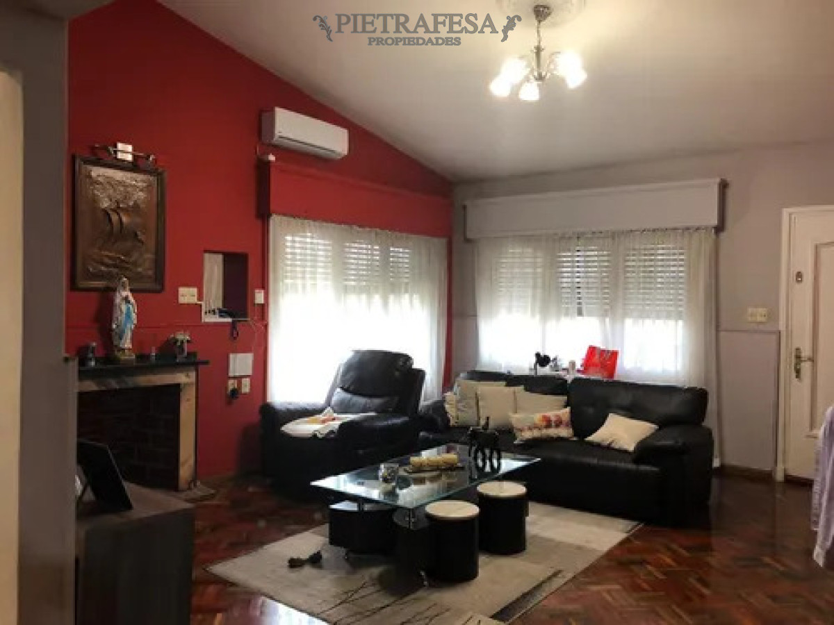 Casa ID.14556 - Casa en alquiler, 4 dormitorios, 2 baños, cochera, parrillero. Colon.