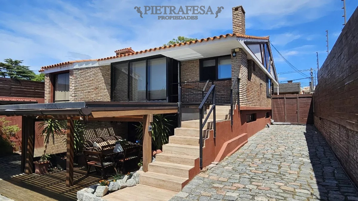 Casa ID.12647 - 2 Casas en venta,5 dormitorios, piscina, garaje-Malvin 