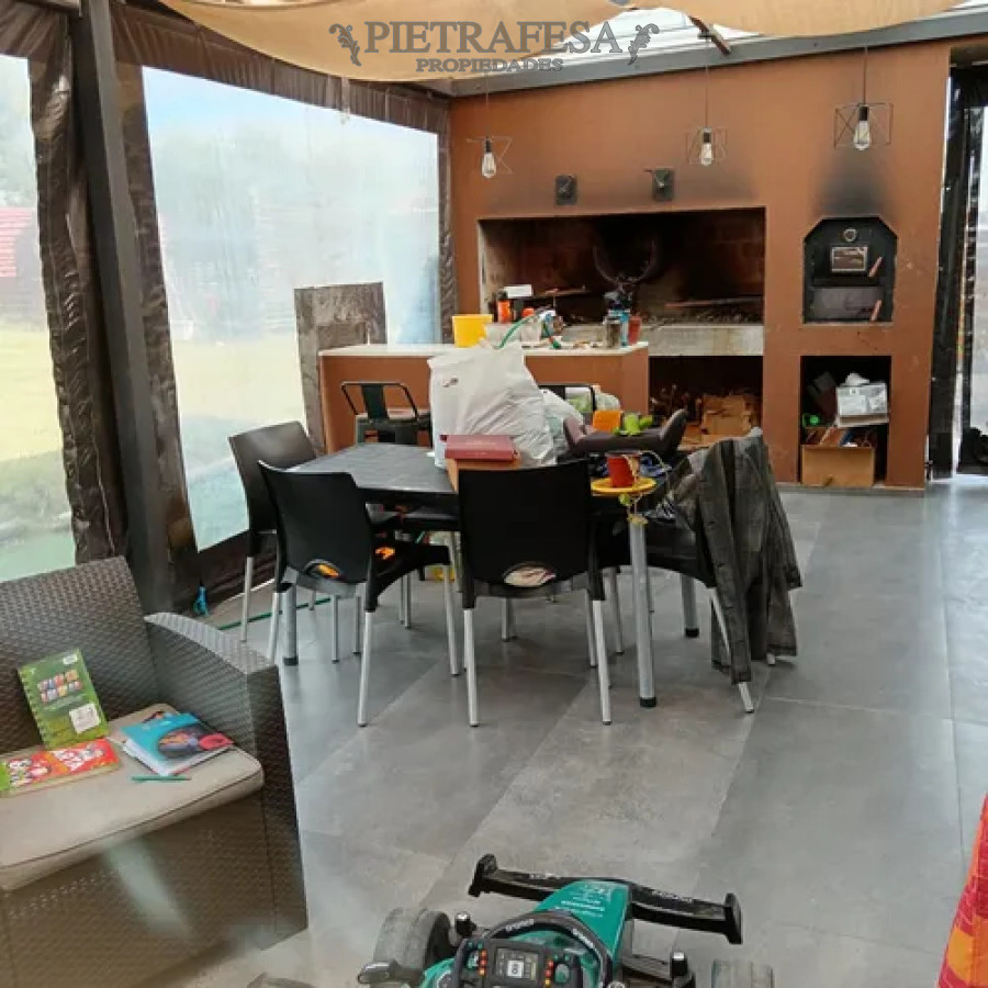 Casa ID.14219 - Casa en venta, 4 dormitorios, 2 baños, barbacoa, piscina, cochera. Cumbres de Carrasco.