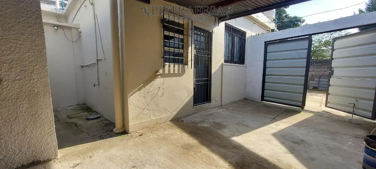 Casa ID.15947 - Casa en alquiler, 2 dormitorios, 2 baños, patio, cochera. Malvin Norte.