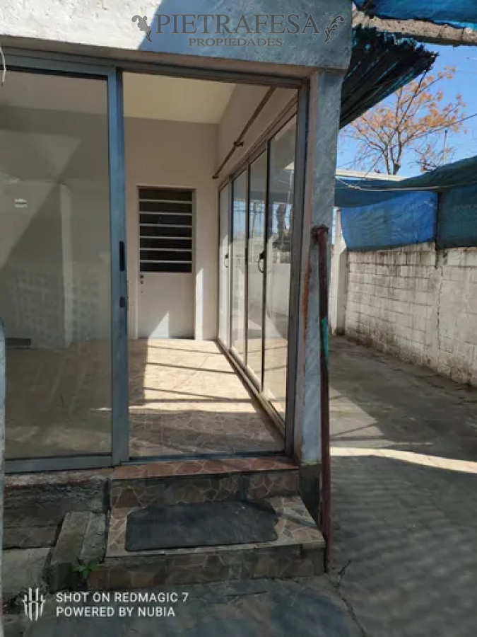 Casa ID.14497 - Casa + galpones en alquiler, 2 dormitorios, 1 baño, patio con parrillero, garaje. Bella Italia.