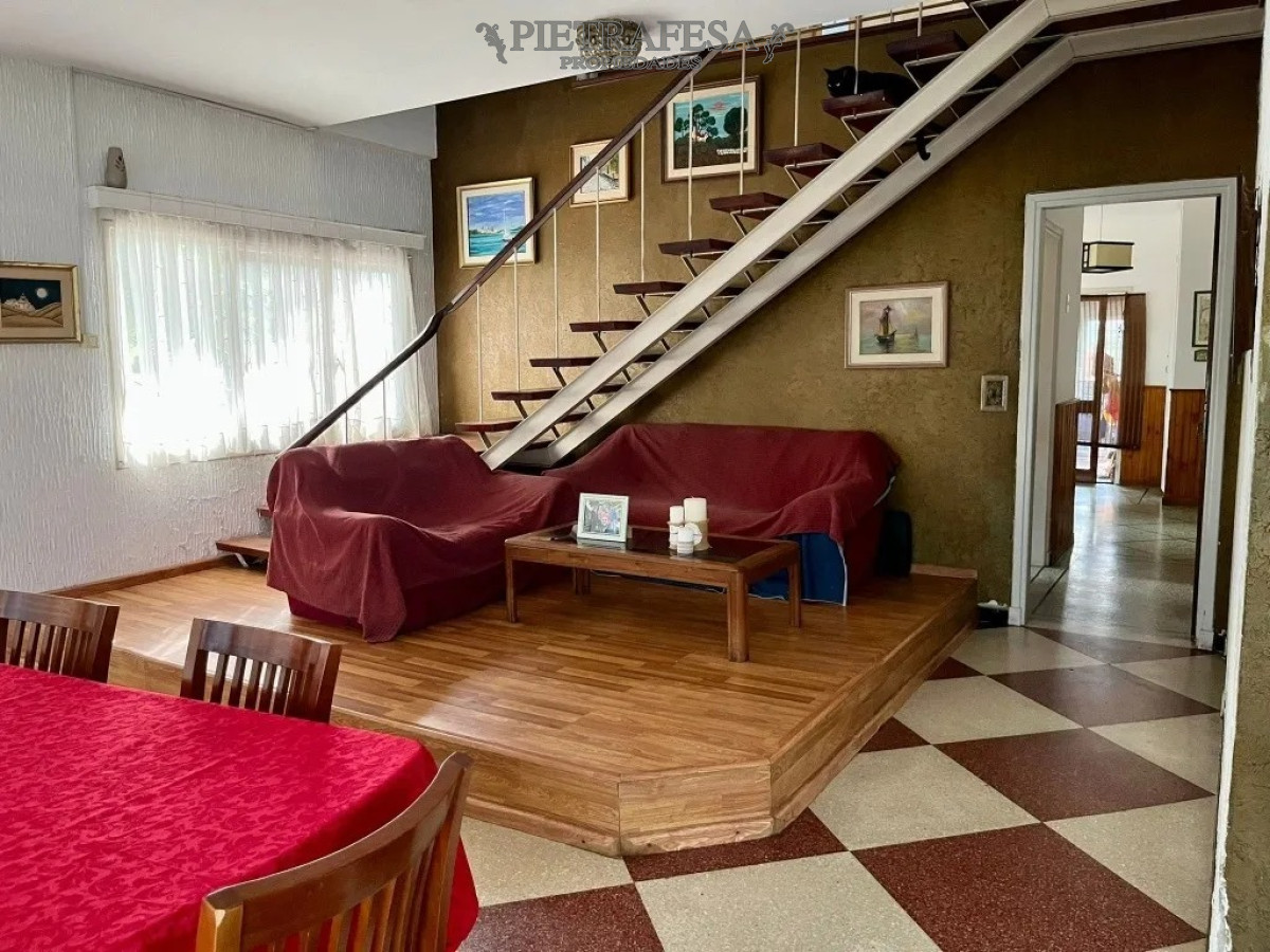 Casa ID.3461 - Casa en venta 5 dormitorios, 2 baños, barbacoa, jardín y garaje- Emancipación -Prado