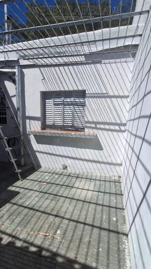 Casa ID.15170 - Casa en alquiler, 2 dormitorios, 1 baño, patio con parrillero, azotea. Prado.