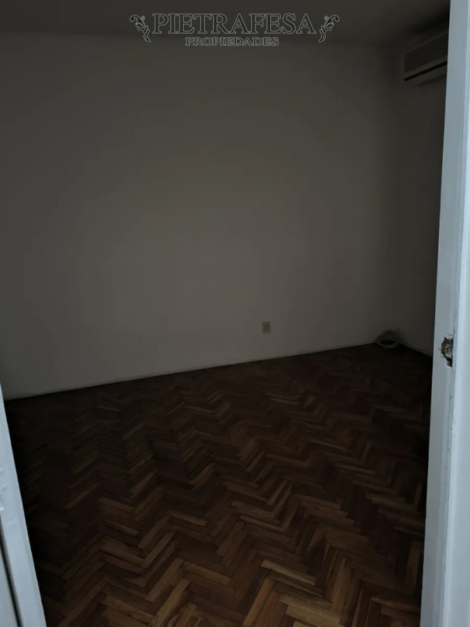 Casa ID.14985 - Casa en alquiler, 4 dormitorios, 2 baños, balcón. Centro.