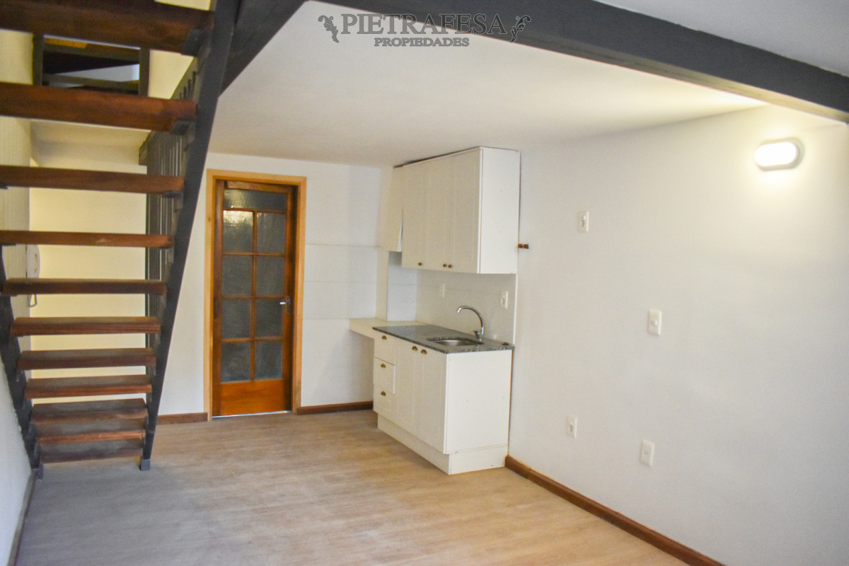 Casa ID.13722 - Dúplex en venta, 2 dorm, 1 baño, garaje-Tres Cruces