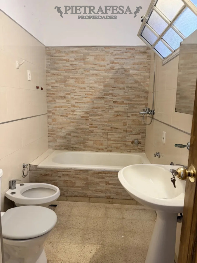 Casa ID.15952 - Casa en alquiler, 2 dormitorios, 1 baño, patio. Buceo.